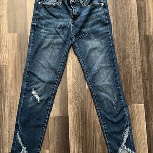 Judy Blue mid rise size 7 mild distress with fray bottom. Skinny fit